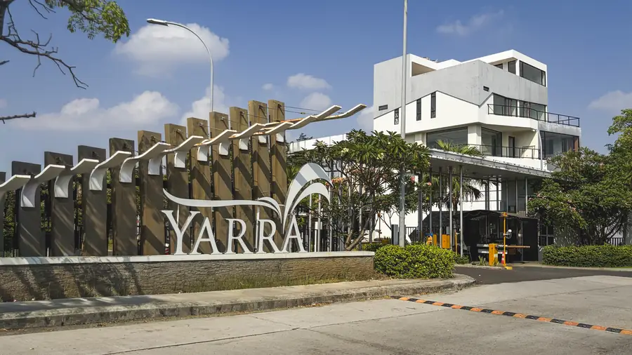 Gerbang utama cluster Yarra dengan signage dan penjagaan