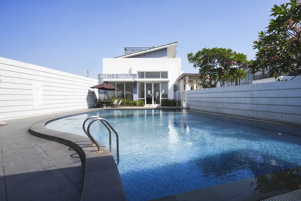 Kolam renang clubhouse cluster Yarra