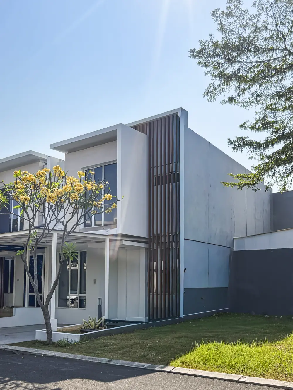 Detail sirip kayu vertikal pada fasad