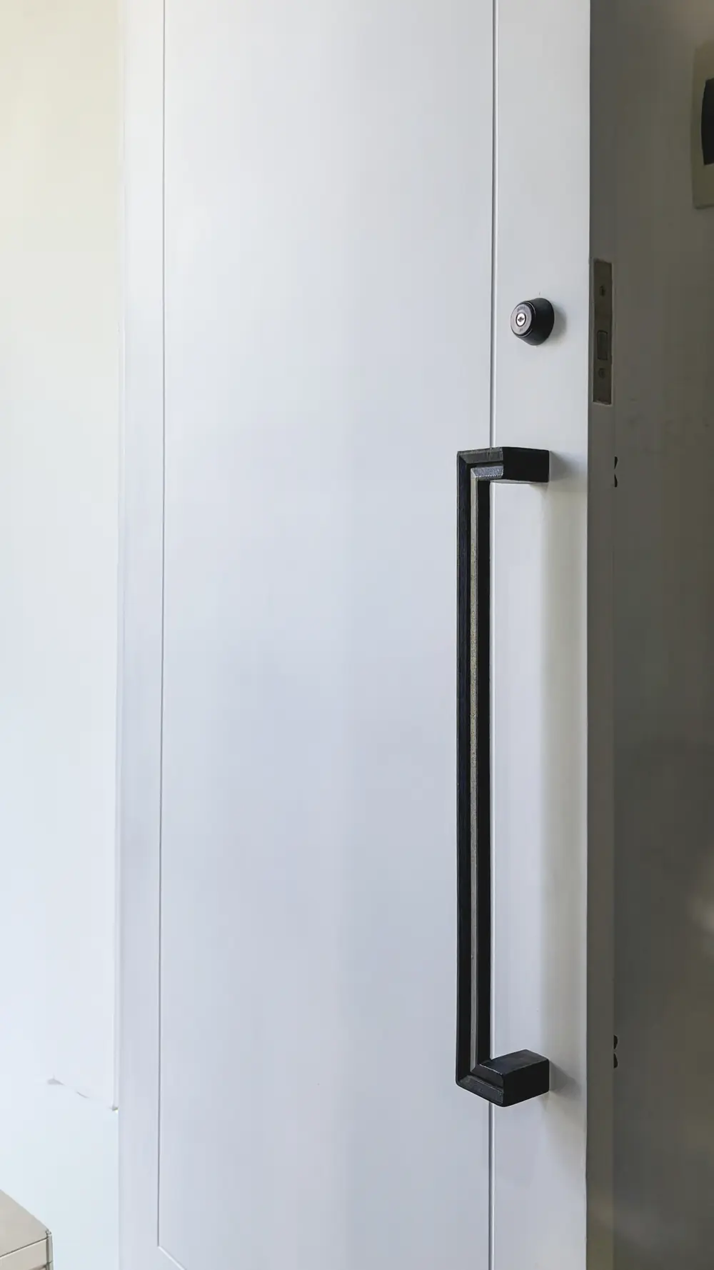 Detail handle pintu utama Elmes