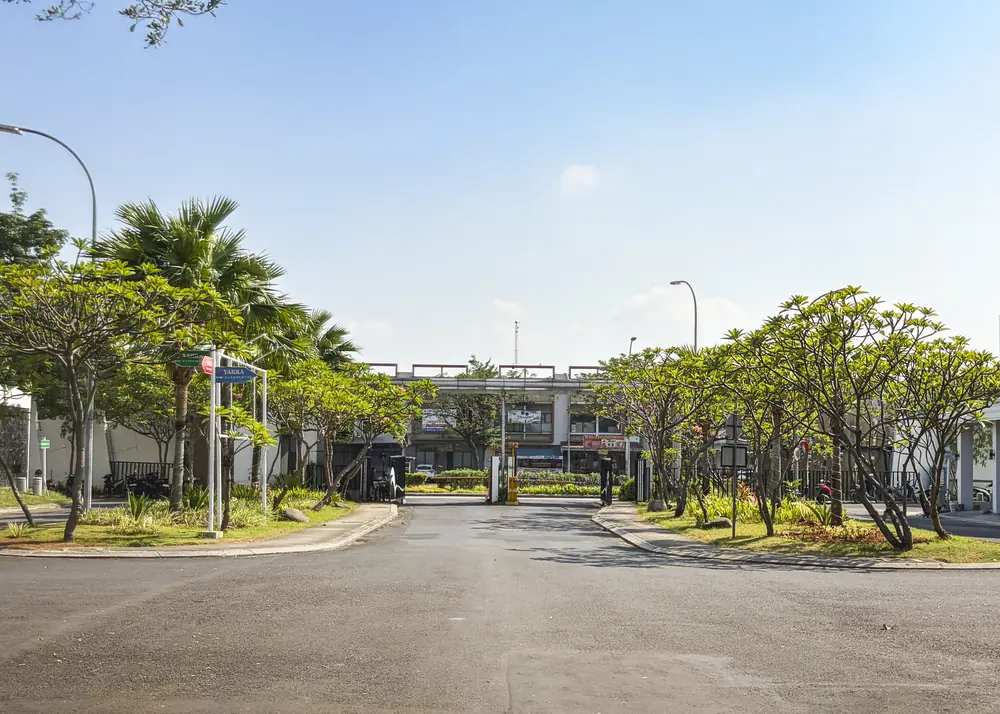 Jalan utama menuju gerbang cluster