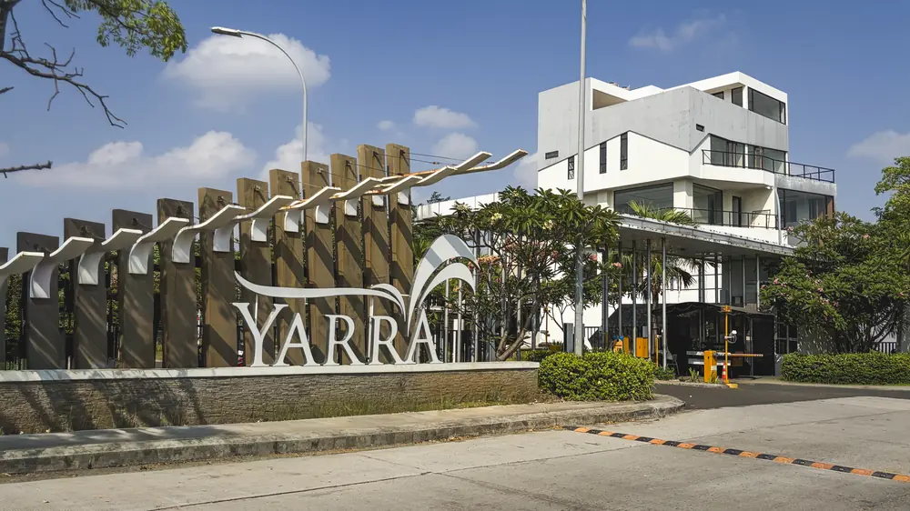 Gerbang dan signage utama Yarra