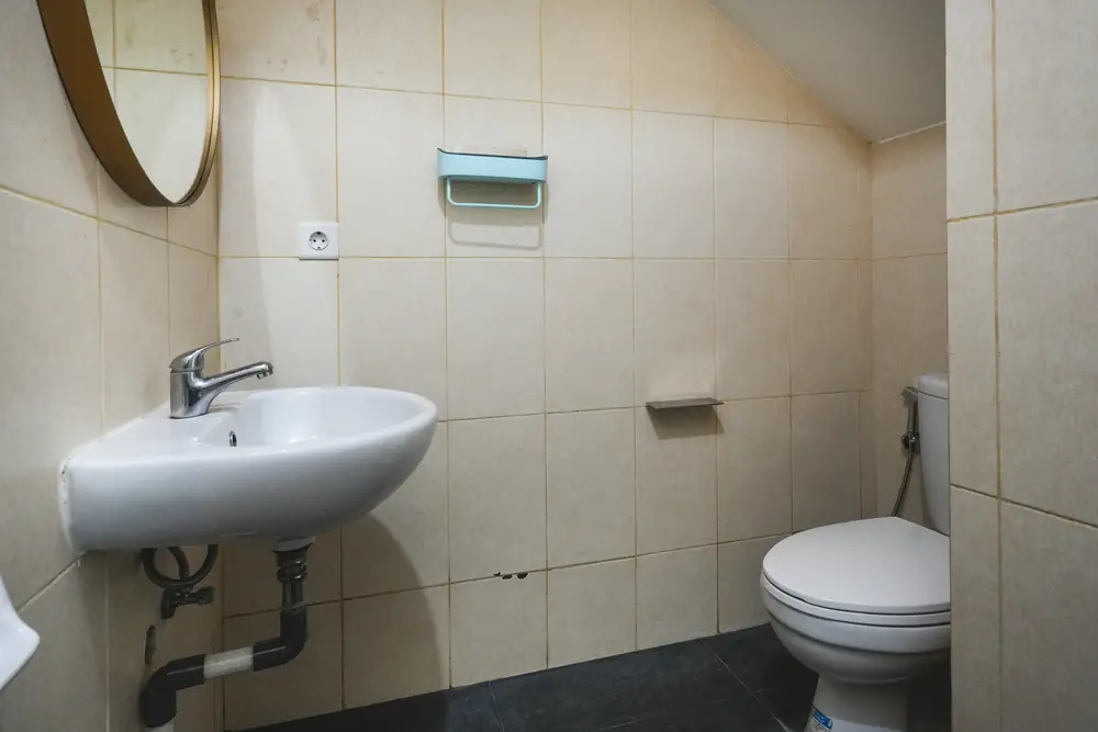 Powder room lantai 1
