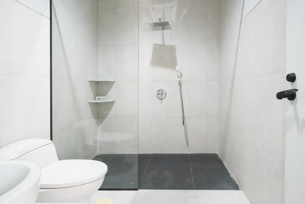 Kamar mandi utama, walk-in shower kaca
