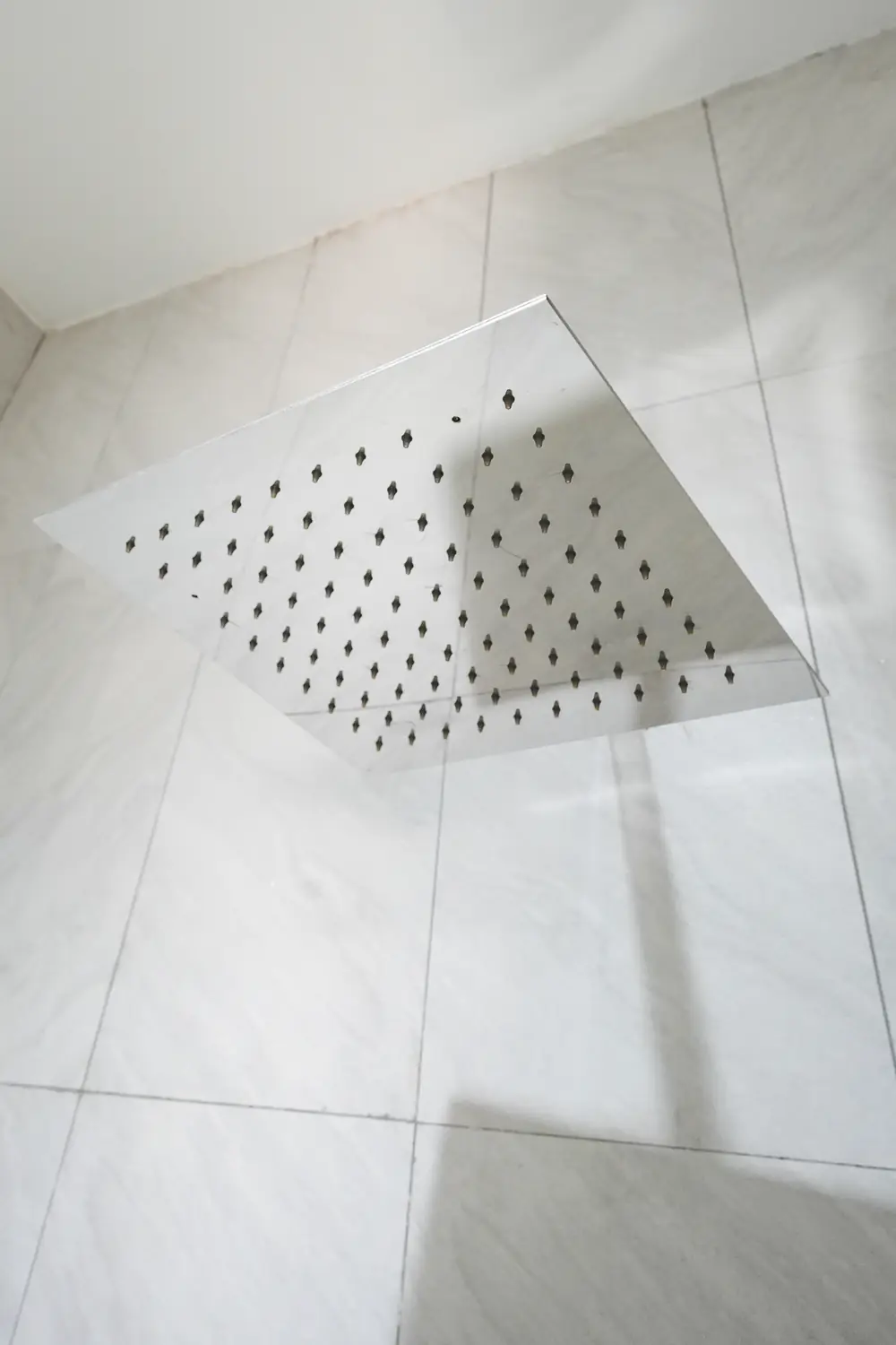 Kamar mandi utama dari sudut lain