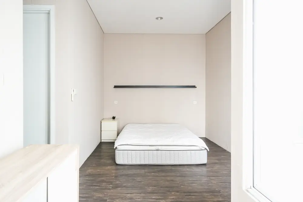 Master bedroom dengan queen size bed