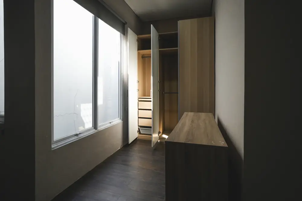 Walk-in closet dari sudut lain
