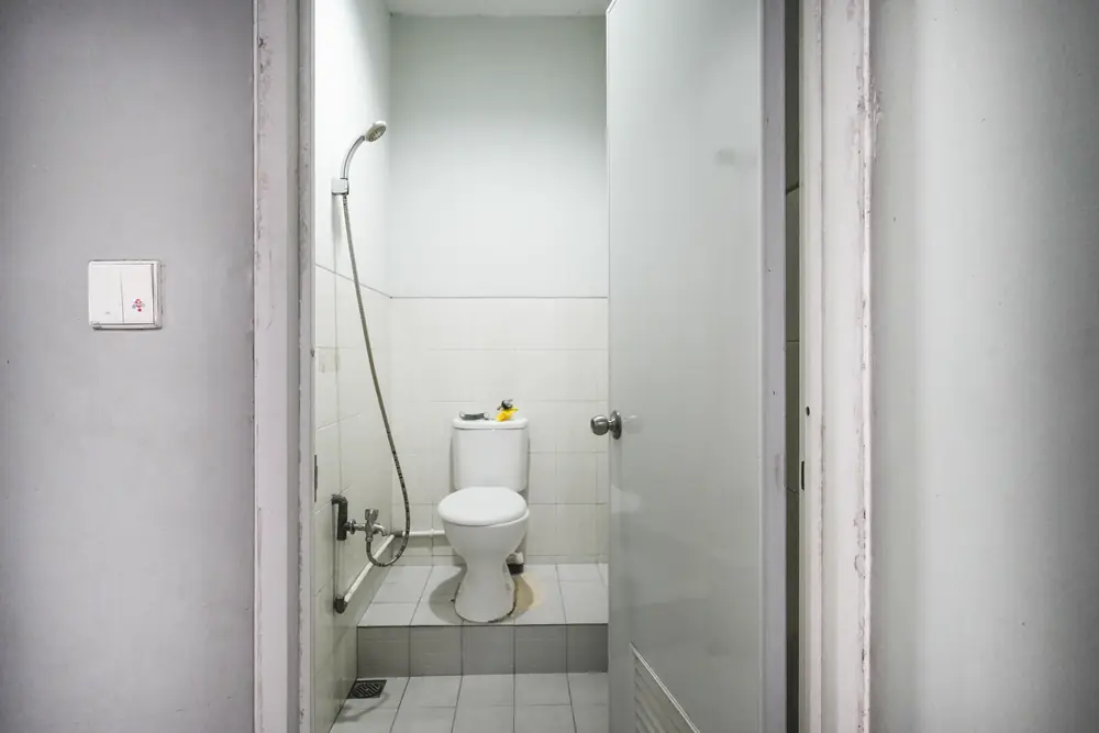 Kamar mandi ART / area servis