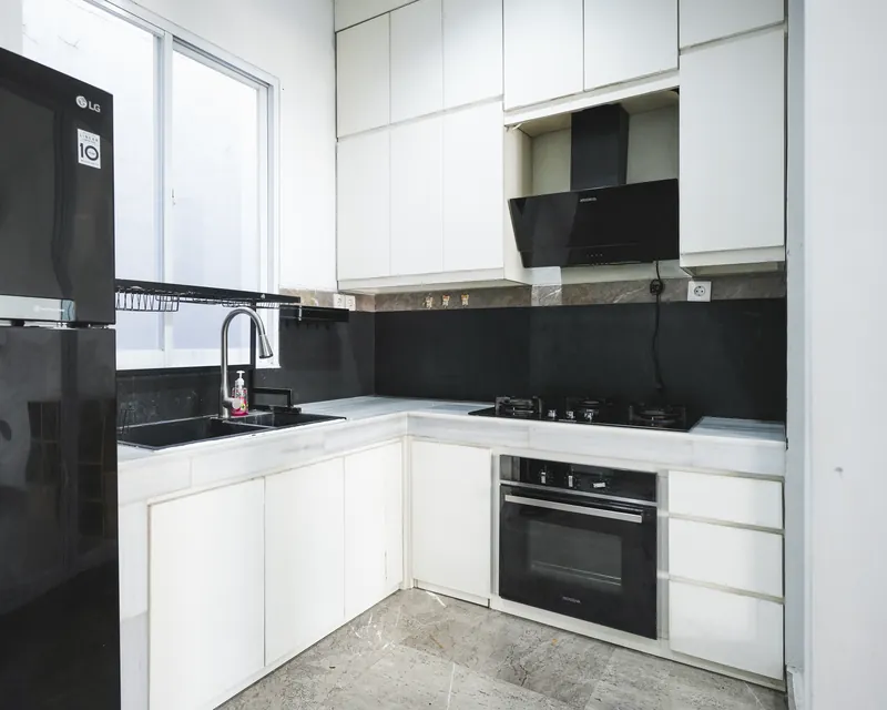 Dapur Modena dengan cooker hood kaca hitam dan oven built-in